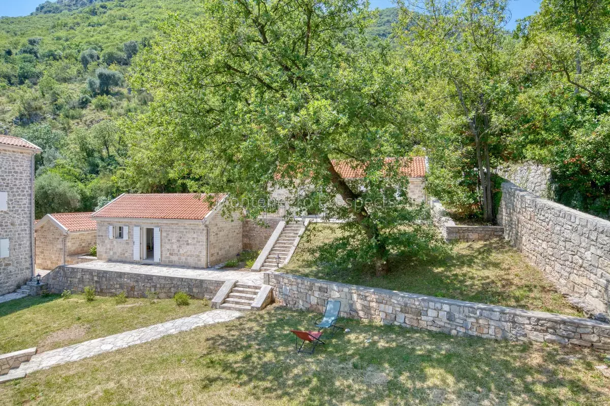 14120 villa prcanj jerovitza 1 of 1 36 1200x800