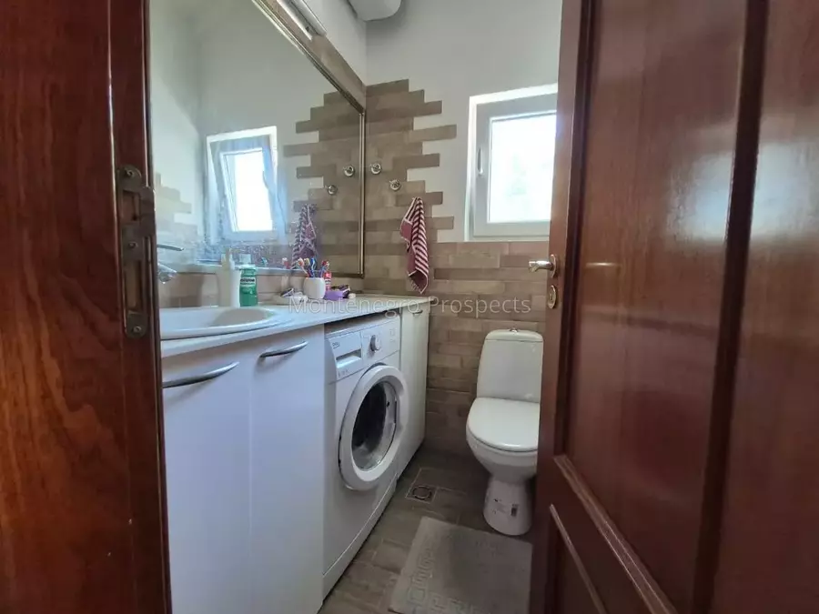 8 1067x800