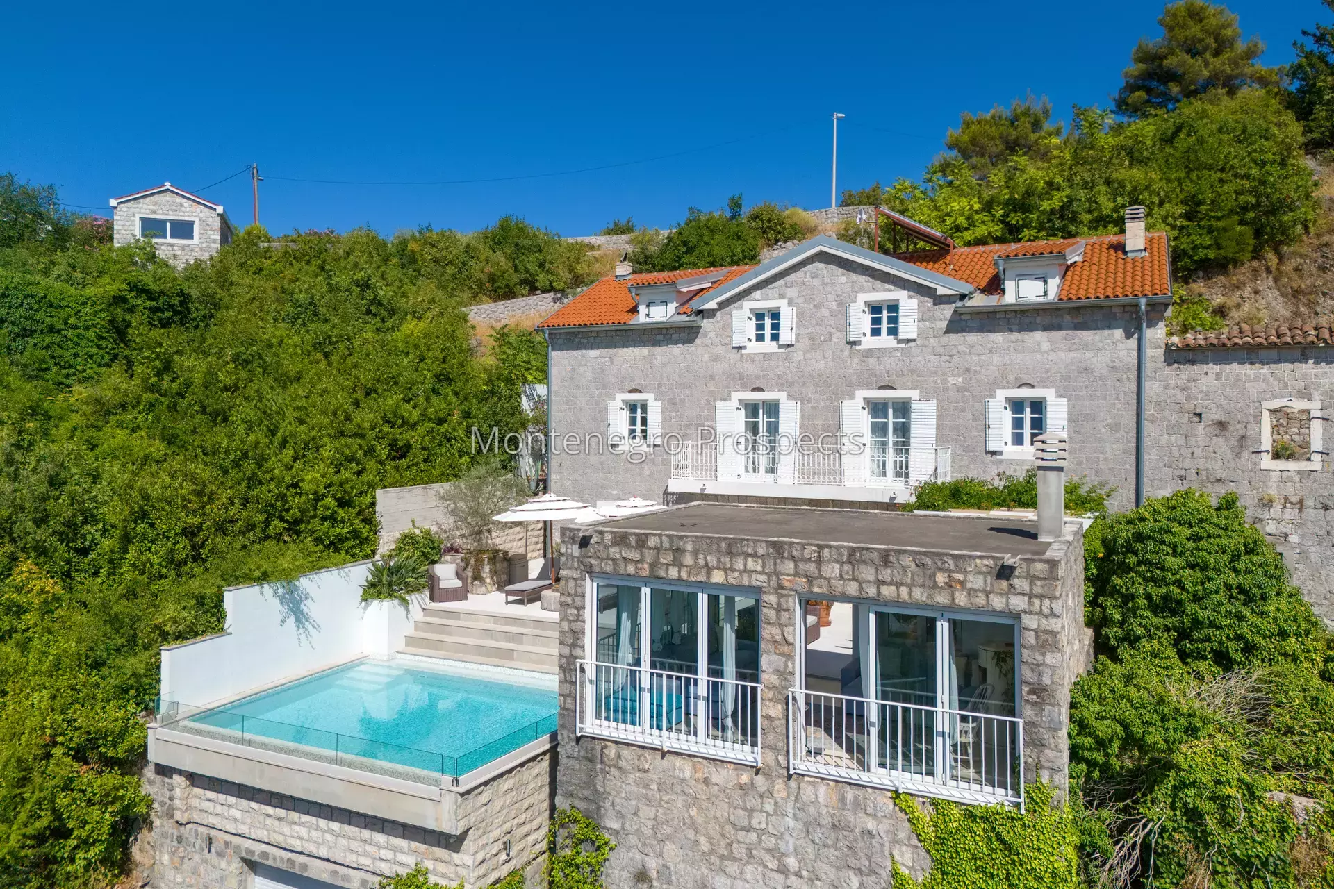 14168 lustica vila for sale 13.jpg