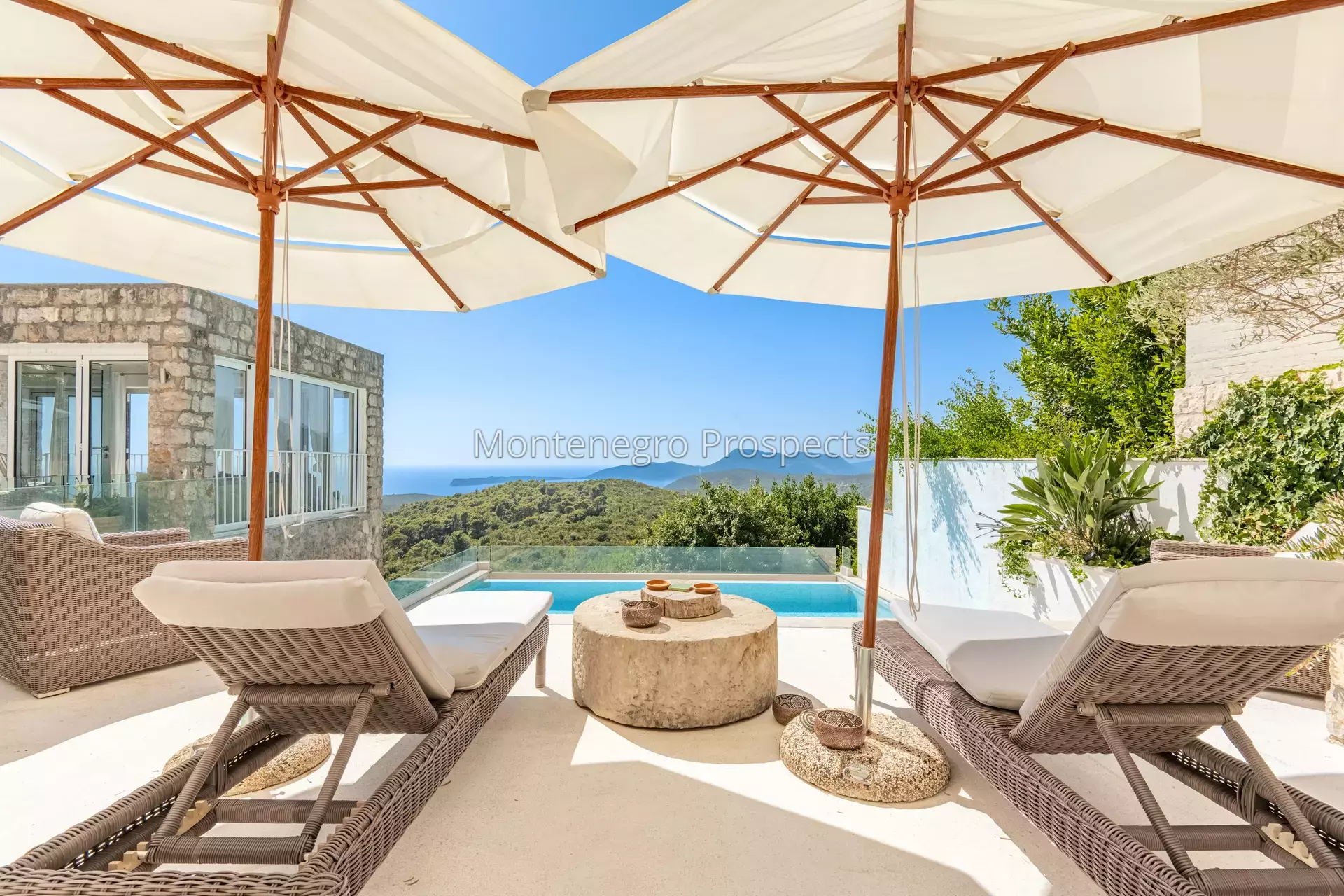 14168 lustica vila for sale 25.jpg