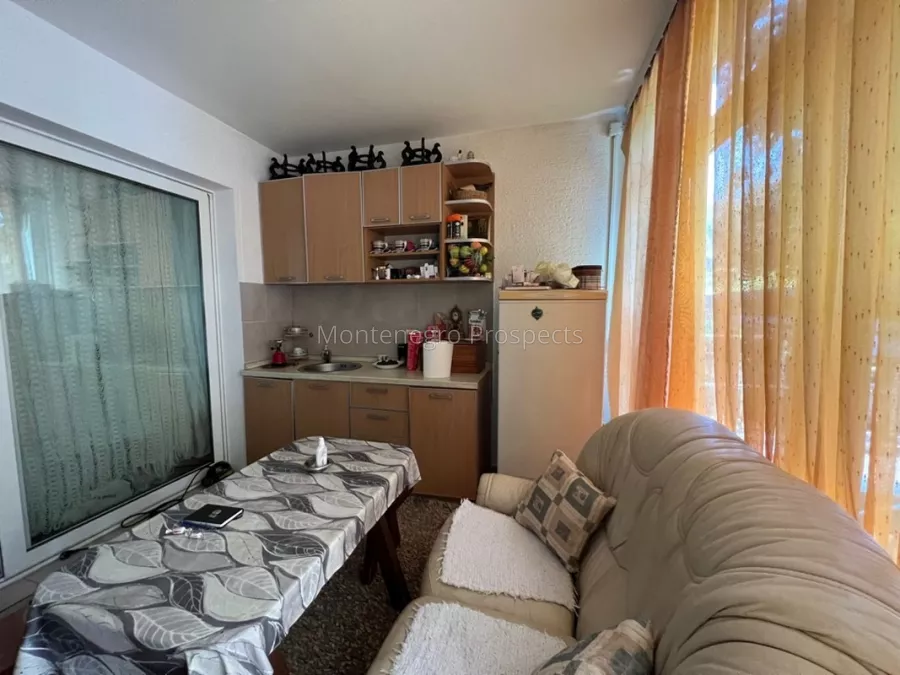 Dom s apartamentami v becici 12546 10 1067x800