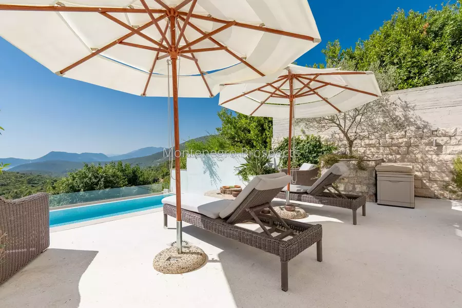 14168 lustica vila for sale 27.jpg