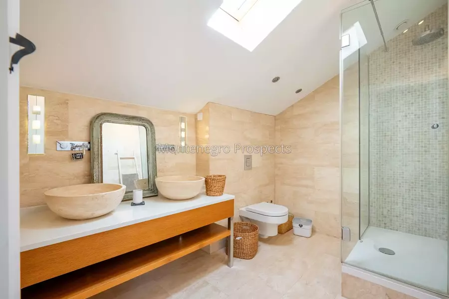 14168 lustica vila for sale 41.jpg