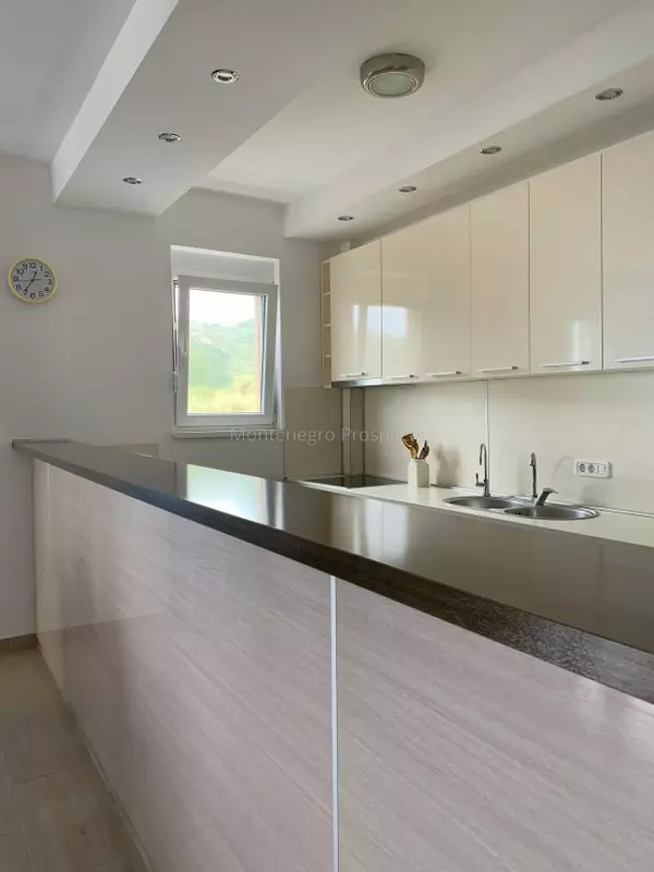 12729 becici 12 600x800