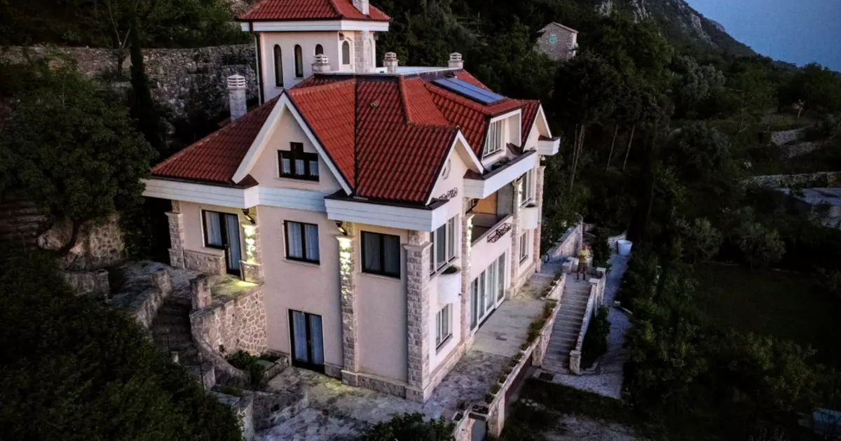Geräumige Villa an der prestigeträchtigen Küste von Budva über der